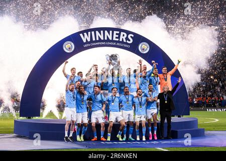 Istanbul, Türkei. 11. Juni 2021 Die Spieler des Manchester City FC feiern mit der Trophäe während des letzten Fußballspiels der UEFA Champions League zwischen dem Manchester City FC und dem FC Internazionale. Kredit: Nicolò Campo/Alamy Live News Stockfoto