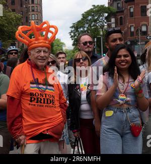 Boston, Massachusetts, USA. 10. Juni 2023. Jung und Alt sahen sich die Parade des Schwulenstolzes von BostonÃs an, darunter ein Mann, der von Anfang an daran teilgenommen hat. (Kreditbild: © Sue Dorfman/ZUMA Press Wire) NUR REDAKTIONELLE VERWENDUNG! Nicht für den kommerziellen GEBRAUCH! Stockfoto