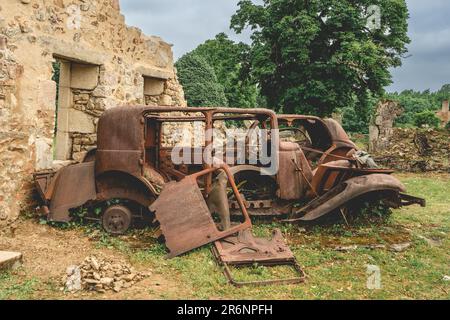 Alte rostige Autos, die in Oradour-sur-Gllane, Frankreich, zurückgelassen wurden. Stockfoto