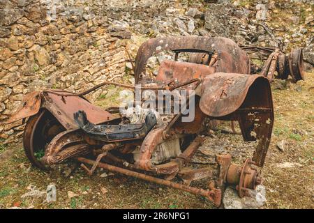 Alte rostige Autos, die in Oradour-sur-Gllane, Frankreich, zurückgelassen wurden. Stockfoto