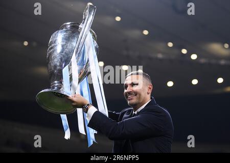 Istanbul, Türkei. 11. Juni 2021 Khaldun al-Mubarak feiert mit der Trophäe am Ende des letzten Fußballspiels der UEFA Champions League zwischen dem FC Manchester City und dem FC Internazionale. Kredit: Nicolò Campo/Alamy Live News Stockfoto