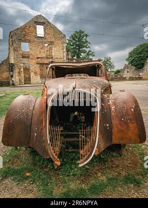 Alte rostige Autos, die in Oradour-sur-Gllane, Frankreich, zurückgelassen wurden. Stockfoto