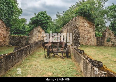 Alte rostige Autos, die in Oradour-sur-Gllane, Frankreich, zurückgelassen wurden. Stockfoto