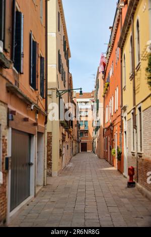 Zeitlose Schönheit: Die malerischen Gassen von Venedig Stockfoto