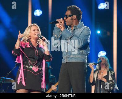 9. Juni 2023 - Nashville, Tennessee; USA - Singer LEON BRIDGES tritt zusammen mit MIRANDA LAMBERT live im Nissan Stadium auf, als Teil des CMA Music Festivals 2023 in der Innenstadt von Nashville stattfand. Copyright 2023 Jason Moore. (Kreditbild: © Jason Moore/ZUMA Press Wire) NUR REDAKTIONELLE VERWENDUNG! Nicht für den kommerziellen GEBRAUCH! Stockfoto