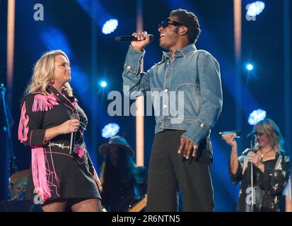 9. Juni 2023 - Nashville, Tennessee; USA - Singer LEON BRIDGES tritt zusammen mit MIRANDA LAMBERT live im Nissan Stadium auf, als Teil des CMA Music Festivals 2023 in der Innenstadt von Nashville stattfand. Copyright 2023 Jason Moore. (Kreditbild: © Jason Moore/ZUMA Press Wire) NUR REDAKTIONELLE VERWENDUNG! Nicht für den kommerziellen GEBRAUCH! Stockfoto