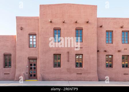 Horizontales Bild der Außenfassade des Institue of American Indian Arts in Santa Fe, New Mexico, USA. Stockfoto