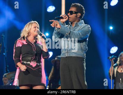 9. Juni 2023 - Nashville, Tennessee; USA - Singer LEON BRIDGES tritt zusammen mit MIRANDA LAMBERT live im Nissan Stadium auf, als Teil des CMA Music Festivals 2023 in der Innenstadt von Nashville stattfand. Copyright 2023 Jason Moore. (Kreditbild: © Jason Moore/ZUMA Press Wire) NUR REDAKTIONELLE VERWENDUNG! Nicht für den kommerziellen GEBRAUCH! Stockfoto