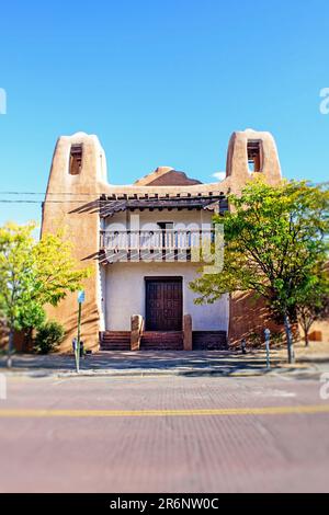 Außenansicht des New Mexico Museum of Art in Santa Fe, New Mexico, USA mit Blue Sky. Stockfoto