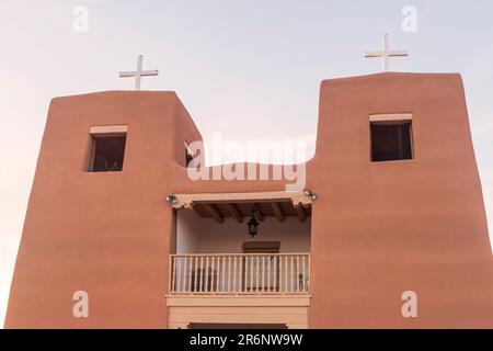 Horizontales Bild der beiden Türme der Kirche Sagrado Corazón de Jesus in Nambe, New Mexico, jeweils mit einem Kreuz auf der Oberseite. Stockfoto