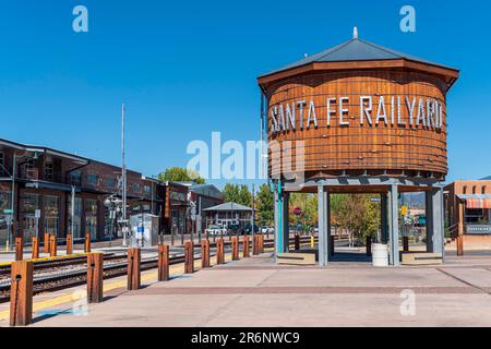 Horizontales Bild des Wasserturms im historischen Santa Fe Railyard District. Stockfoto