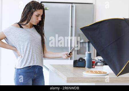 Eine Frau, die ihre Kreativität in ihrem Niedriglohnjob umformt, fängt einen perfekten Flittchen-Shot ein Stockfoto