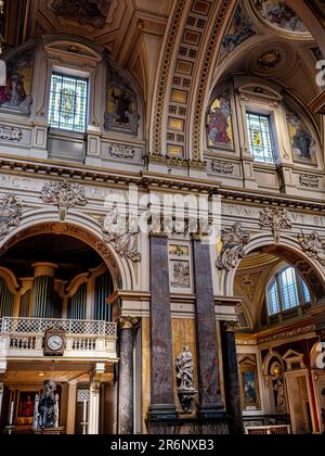 Das Innere des Brompton Oratory, Brompton Rd, Knightsbridge, London; die Kirche des unbefleckten Herzens von Maria, entworfen von Herbert Gribble im Jahr 1869, Stockfoto