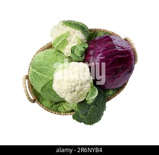 Weidenschale mit verschiedenen Arten von Frischkohl auf weißem Hintergrund, Draufsicht Stockfoto
