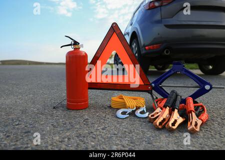 Warndreieck und Fahrzeugsicherheitsausrüstung im Freien Stockfoto