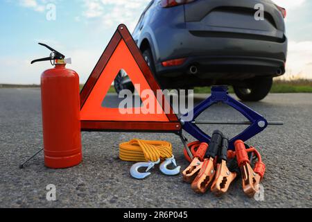 Warndreieck und Fahrzeugsicherheitsausrüstung im Freien Stockfoto