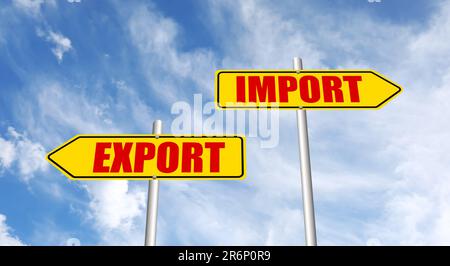 Straßenschild mit Import- und Exportworten auf Pfeilen, die in entgegengesetzte Richtungen zum Himmel zeigen Stockfoto