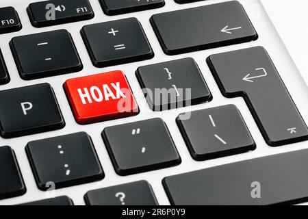 Roter Knopf mit Wort Hoax auf Laptop-Tastatur, Nahaufnahme Stockfoto