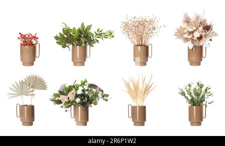 Collage mit vielen schönen Blumensträußen in Keramikvase auf weißem Hintergrund Stockfoto