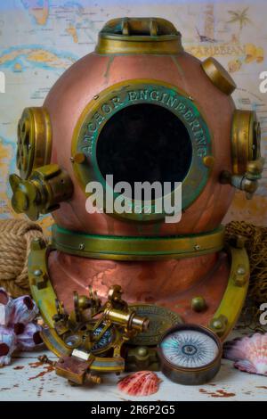 Taucherhelm Und Alte Karte Mit Compass Still Life Stockfoto