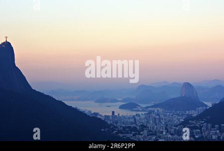 Wunderschöne Aussicht auf Rio de Janeiro bei Sonnenuntergang von Vista Chinesa (chinesischer Aussichtspunkt) - Corcovado, Zuckerhut und Guanabara Bay Stockfoto