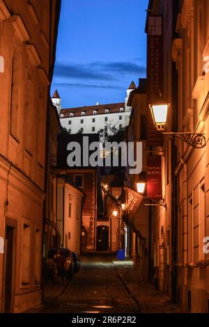 Blick auf das Schloss von den Gassen von Bratislava, Slowakei Stockfoto