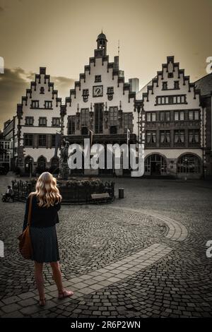 Oldtimer-Szene eines deutschen Mädchens in der Frankfurter Altstadt Stockfoto