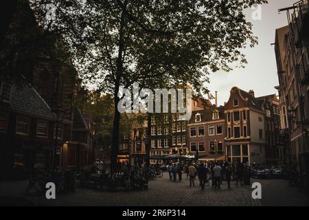 Oudekerksplein (Alter Kirchenplatz) in Amsterdam Stockfoto