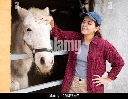 Eine Frau, die sich um Pferde kümmert Stockfoto