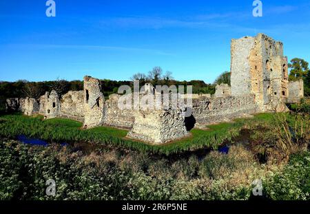 Baconsthorpe Castle, 15. Jahrhundert, mittelalterliche Ruinen, Inner Gatehouse, Moat und Inner Court, Norfolk, England, Großbritannien Stockfoto