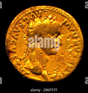 Roman Gold Aureus Coin, Kaiser Tiberius, Metalldetektor, AD 12 bis AD 37, geprägt in Lyon, Frankreich Stockfoto