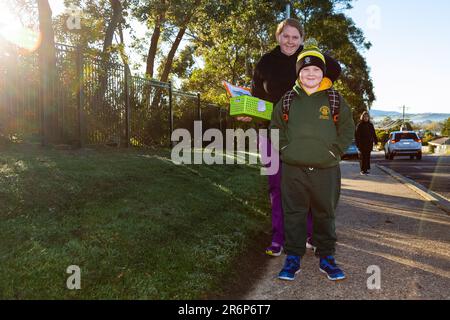 MELBOURNE, AUSTRALIEN - MAI 26: Erleichterte Eltern und glückliche Kinder kehren schließlich zur Schule zurück, da die Vorbereitungsstufen 1 und 2 am 26. Mai 2020 in Melbourne, Australien, das persönliche Lernen an der Wallan Primary School in Wallan, nördlich von Melbourne, wieder aufnehmen. Nach einigen der strengsten und drakonischsten Einschränkungen der Nationen, einschließlich der Schließung von Schulen mit dem Übergang zum Online-Lernen, werden die viktorianischen Regierungsschulen heute eine schrittweise Rückkehr in die Klassenzimmer beginnen. Am 12. Mai kündigte Premier Daniel Andrews an, dass ab dem 26. Mai für alle Schüler der Klasse 1, Prep, Schulabschluss, das persönliche Lernen wieder aufgenommen wird Stockfoto