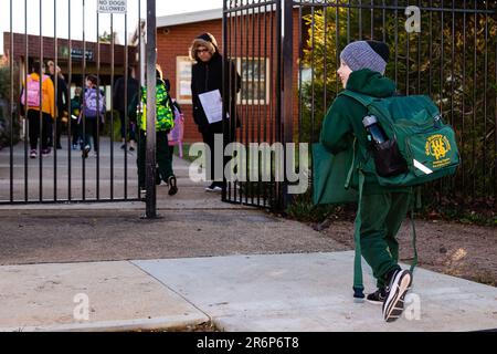 MELBOURNE, AUSTRALIEN - MAI 26: Erleichterte Eltern und glückliche Kinder kehren schließlich zur Schule zurück, da die Vorbereitungsstufen 1 und 2 am 26. Mai 2020 in Melbourne, Australien, das persönliche Lernen an der Wallan Primary School in Wallan, nördlich von Melbourne, wieder aufnehmen. Nach einigen der strengsten und drakonischsten Einschränkungen der Nationen, einschließlich der Schließung von Schulen mit dem Übergang zum Online-Lernen, werden die viktorianischen Regierungsschulen heute eine schrittweise Rückkehr in die Klassenzimmer beginnen. Am 12. Mai kündigte Premier Daniel Andrews an, dass ab dem 26. Mai für alle Schüler der Klasse 1, Prep, Schulabschluss, das persönliche Lernen wieder aufgenommen wird Stockfoto