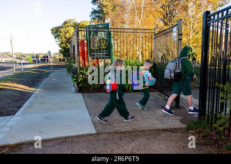 MELBOURNE, AUSTRALIEN - MAI 26: Erleichterte Eltern und glückliche Kinder kehren schließlich zur Schule zurück, da die Vorbereitungsstufen 1 und 2 am 26. Mai 2020 in Melbourne, Australien, das persönliche Lernen an der Wallan Primary School in Wallan, nördlich von Melbourne, wieder aufnehmen. Nach einigen der strengsten und drakonischsten Einschränkungen der Nationen, einschließlich der Schließung von Schulen mit dem Übergang zum Online-Lernen, werden die viktorianischen Regierungsschulen heute eine schrittweise Rückkehr in die Klassenzimmer beginnen. Am 12. Mai kündigte Premier Daniel Andrews an, dass ab dem 26. Mai für alle Schüler der Klasse 1, Prep, Schulabschluss, das persönliche Lernen wieder aufgenommen wird Stockfoto