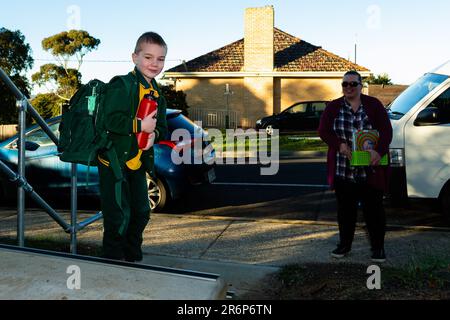 MELBOURNE, AUSTRALIEN - MAI 26: Erleichterte Eltern und glückliche Kinder kehren schließlich zur Schule zurück, da die Vorbereitungsstufen 1 und 2 am 26. Mai 2020 in Melbourne, Australien, das persönliche Lernen an der Wallan Primary School in Wallan, nördlich von Melbourne, wieder aufnehmen. Nach einigen der strengsten und drakonischsten Einschränkungen der Nationen, einschließlich der Schließung von Schulen mit dem Übergang zum Online-Lernen, werden die viktorianischen Regierungsschulen heute eine schrittweise Rückkehr in die Klassenzimmer beginnen. Am 12. Mai kündigte Premier Daniel Andrews an, dass ab dem 26. Mai für alle Schüler der Klasse 1, Prep, Schulabschluss, das persönliche Lernen wieder aufgenommen wird Stockfoto