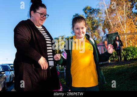 MELBOURNE, AUSTRALIEN - MAI 26: Erleichterte Eltern und glückliche Kinder kehren schließlich zur Schule zurück, da die Vorbereitungsstufen 1 und 2 am 26. Mai 2020 in Melbourne, Australien, das persönliche Lernen an der Wallan Primary School in Wallan, nördlich von Melbourne, wieder aufnehmen. Nach einigen der strengsten und drakonischsten Einschränkungen der Nationen, einschließlich der Schließung von Schulen mit dem Übergang zum Online-Lernen, werden die viktorianischen Regierungsschulen heute eine schrittweise Rückkehr in die Klassenzimmer beginnen. Am 12. Mai kündigte Premier Daniel Andrews an, dass ab dem 26. Mai für alle Schüler der Klasse 1, Prep, Schulabschluss, das persönliche Lernen wieder aufgenommen wird Stockfoto