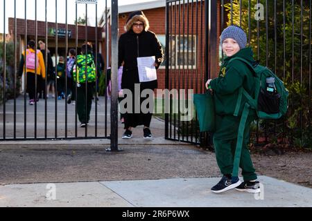 MELBOURNE, AUSTRALIEN - MAI 26: Erleichterte Eltern und glückliche Kinder kehren schließlich zur Schule zurück, da die Vorbereitungsstufen 1 und 2 am 26. Mai 2020 in Melbourne, Australien, das persönliche Lernen an der Wallan Primary School in Wallan, nördlich von Melbourne, wieder aufnehmen. Nach einigen der strengsten und drakonischsten Einschränkungen der Nationen, einschließlich der Schließung von Schulen mit dem Übergang zum Online-Lernen, werden die viktorianischen Regierungsschulen heute eine schrittweise Rückkehr in die Klassenzimmer beginnen. Am 12. Mai kündigte Premier Daniel Andrews an, dass ab dem 26. Mai für alle Schüler der Klasse 1, Prep, Schulabschluss, das persönliche Lernen wieder aufgenommen wird Stockfoto