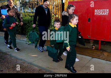 MELBOURNE, AUSTRALIEN - MAI 26: Erleichterte Eltern und glückliche Kinder kehren schließlich zur Schule zurück, da die Vorbereitungsstufen 1 und 2 am 26. Mai 2020 in Melbourne, Australien, das persönliche Lernen an der Wallan Primary School in Wallan, nördlich von Melbourne, wieder aufnehmen. Nach einigen der strengsten und drakonischsten Einschränkungen der Nationen, einschließlich der Schließung von Schulen mit dem Übergang zum Online-Lernen, werden die viktorianischen Regierungsschulen heute eine schrittweise Rückkehr in die Klassenzimmer beginnen. Am 12. Mai kündigte Premier Daniel Andrews an, dass ab dem 26. Mai für alle Schüler der Klasse 1, Prep, Schulabschluss, das persönliche Lernen wieder aufgenommen wird Stockfoto