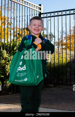 MELBOURNE, AUSTRALIEN - MAI 26: Kinder kehren am 26. Mai 2020 in Melbourne, Australien, zum ersten Mal in zwei Monaten in der Wallan Primary School zurück, um von Angesicht zu Angesicht zu lernen. Nach einigen der strengsten und drakonischsten Einschränkungen der Nationen, einschließlich der Schließung von Schulen mit dem Übergang zum Online-Lernen, werden die viktorianischen Regierungsschulen heute eine schrittweise Rückkehr in die Klassenzimmer beginnen. Am 12. Mai kündigte Premier Daniel Andrews an, dass ab dem 26. Mai für alle Schüler der Klassen Prep, 1, 2 sowie VCE und VCAL (11 und 12) das persönliche Lernen wieder aufgenommen wird. Verwundbarer Bolzen Stockfoto