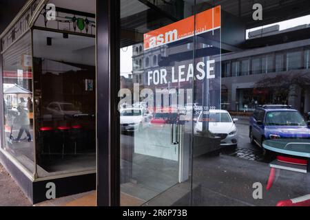 MELBOURNE, AUSTRALIEN - 01. Juni: Ein „für Leasing“-Schild ist am Fenster des einst als Café bezeichneten Cafés in der Bridport Street, Middle Park, zu sehen, das seine Türen dauerhaft geschlossen hat, obwohl die Beschränkungen heute gelockert werden, sodass bis zu 20 Gäste am 01. Juni 2020 in Melbourne, Australien, zu Abend essen können. Victoria ist für Geschäfte geöffnet, da Cafés, Bars und Restaurants ab heute ihre Türen für maximal 20 Gäste öffnen. Der viktorianische Premier Daniel Andrews kündigte am 16. Mai an, dass alle Cafés, Restaurants und Bars ab dem 1. Mai für bis zu 20 Gäste pro geschlossenem Raum wieder geöffnet werden können Stockfoto