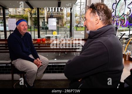 MELBOURNE, AUSTRALIEN - 01. Juni: Zwei Männer genießen einen Kaffee im Avenue Food Store im Middle Park, während Bars, Cafés und Restaurants ihre Türen für bis zu 20 Gäste am 01. Juni 2020 in Melbourne, Australien, wieder öffnen. Victoria ist für Geschäfte geöffnet, da Cafés, Bars und Restaurants ab heute ihre Türen für maximal 20 Gäste öffnen. Der viktorianische Premierminister Daniel Andrews kündigte am 16. Mai an, dass alle Cafés, Restaurants und Bars ab dem 1. Juni für bis zu 20 Gäste pro geschlossenem Raum wieder geöffnet werden können und dass dann die Beschränkungen weiter gelockert werden Stockfoto