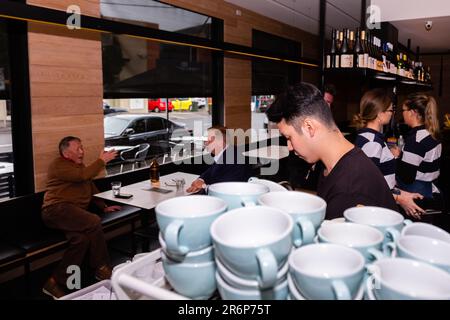 MELBOURNE, AUSTRALIEN - Juni 01: Restaurantmitarbeiter im Dundas & Faussett in Middle Park bereiten Bestellungen für Gäste vor, die sich hinsetzen möchten, da Bars, Cafés und Restaurants für bis zu 20 Gäste am 01. Juni 2020 in Melbourne, Australien, zum ersten Mal in drei Monaten wieder geöffnet werden. Victoria ist für Geschäfte geöffnet, da Cafés, Bars und Restaurants ab heute ihre Türen für maximal 20 Gäste öffnen. Der viktorianische Premier Daniel Andrews kündigte am 16. Mai an, dass alle Cafés, Restaurants und Bars ab dem 1. Juni und danach für bis zu 20 Gäste pro geschlossenem Raum wieder geöffnet werden können Stockfoto