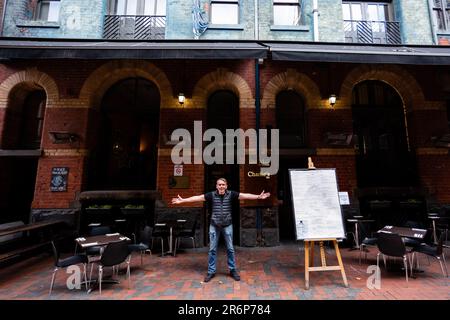 MELBOURNE, AUSTRALIEN - Juni 02: Ein frustrierter David James steht am 02. Juni 2020 in Melbourne, Australien, vor seinem leeren Restaurant, The Mill, auf der Hardware Lane. Obwohl Restaurants in Victoria für bis zu 20 Gäste geöffnet werden dürfen, bleiben viele leer, da es in der Stadt aufgrund der nach wie vor geltenden COVID-19-Beschränkungen an Touristen, Arbeitern und Sportveranstaltungen mangelt. Viele Menschen blieben immer noch zu ängstlich, sich in Gruppen zu wagen und stattdessen zu Hause zu bleiben. Veranstaltungsorte wie The Mill (siehe Abbildung) haben Schwierigkeiten, Kunden zu gewinnen, was eine bereits dezimierte Gesellschaft finanziell zusätzlich belastet Stockfoto