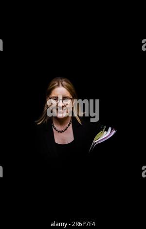 MELBOURNE, AUSTRALIEN - Juni 16: Oppositionsvertreterin Cindy McLeash betritt die Kammer während der Fragestunde am 16. Juni 2020 in Melbourne, Australien. Die Regierung befindet sich in einer Krise, da geheime Bänder zeigen, dass sich Zweigstellen im industriellen Maßstab stapeln und Korruptionsvorwürfe gegen den Chefminister Adem Somyurek, zusammen mit zwei weiteren Ministern Marlene Kairouz und Robin Scott, erhoben werden. Ministerpräsident Daniel Andrews entließ Herrn Somyurek, und sowohl Frau Kairouz als auch Herr Scott sind später zurückgetreten. Premier Andrews bestreitet jegliche Kenntnis des Skandals, und die Folgen werden bis zur Bundesarbeitspartei reichen. Stockfoto