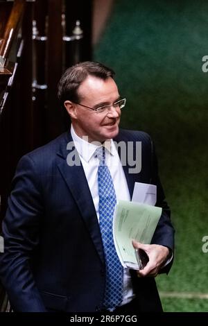 MELBOURNE, AUSTRALIEN - Juni 16: Oppositionsführer Michael O'Brien betritt die Kammer während der Fragestunde am 16. Juni 2020 in Melbourne, Australien. Die Regierung befindet sich in einer Krise, da geheime Bänder zeigen, dass sich Zweigstellen im industriellen Maßstab stapeln und Korruptionsvorwürfe gegen den Chefminister Adem Somyurek, zusammen mit zwei weiteren Ministern Marlene Kairouz und Robin Scott, erhoben werden. Ministerpräsident Daniel Andrews entließ Herrn Somyurek, und sowohl Frau Kairouz als auch Herr Scott sind später zurückgetreten. Premier Andrews bestreitet jegliche Kenntnis des Skandals, und die Folgen werden bis zur Bundesarbeitspartei reichen. Stockfoto