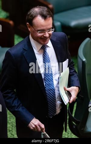 MELBOURNE, AUSTRALIEN - Juni 16: Oppositionsführer Michael O'Brien betritt die Kammer während der Fragestunde am 16. Juni 2020 in Melbourne, Australien. Die Regierung befindet sich in einer Krise, da geheime Bänder zeigen, dass sich Zweigstellen im industriellen Maßstab stapeln und Korruptionsvorwürfe gegen den Chefminister Adem Somyurek, zusammen mit zwei weiteren Ministern Marlene Kairouz und Robin Scott, erhoben werden. Ministerpräsident Daniel Andrews entließ Herrn Somyurek, und sowohl Frau Kairouz als auch Herr Scott sind später zurückgetreten. Premier Andrews bestreitet jegliche Kenntnis des Skandals, und die Folgen werden bis zur Bundesarbeitspartei reichen. Stockfoto