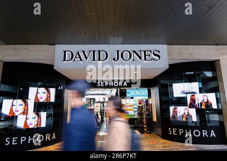MELBOURNE, AUSTRALIEN - Juni 21: Blick auf den Haupteingang des David Jones Kaufhauses in der Bourke Street, da die Beschränkungen in Victoria während der COVID-19-Pandemie am 21. Juni 2020 in Melbourne, Australien, verschärft werden. Einer der größten Versicherer Australiens wird die Lieferanten der in Schwierigkeiten geratenen Einzelhändler Myer und David Jones nicht mehr absichern, nachdem sie den traditionellen Kaufhaussektor für zu riskant gehalten haben. In einem Schreiben von QBE Insurance an Zulieferer erklärte der Versicherer mit einem Volumen von $13,5 Milliarden US-Dollar, dass er Myer oder David Jones aufgrund von Bedenken der beiden Einzelhändler ma keine Handelskreditversicherung mehr anbieten würde Stockfoto
