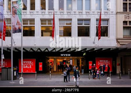 MELBOURNE, AUSTRALIEN - Juni 21: Blick auf den Haupteingang des Kaufhauses Myer in der Bourke Street, da die Beschränkungen in Victoria während der COVID-19-Pandemie am 21. Juni 2020 in Melbourne, Australien, verschärft werden. Einer der größten Versicherer Australiens wird die Lieferanten der in Schwierigkeiten geratenen Einzelhändler Myer und David Jones nicht mehr absichern, nachdem sie den traditionellen Kaufhaussektor für zu riskant gehalten haben. In einem Schreiben von QBE Insurance an Zulieferer erklärte der $13,5-Milliarden-Dollar-Versicherer, dass er Myer oder David Jones keine Handelskreditversicherungen mehr anbieten würde, da die beiden Einzelhändler Bedenken hatten, dass dies nicht der Fall sein könnte Stockfoto