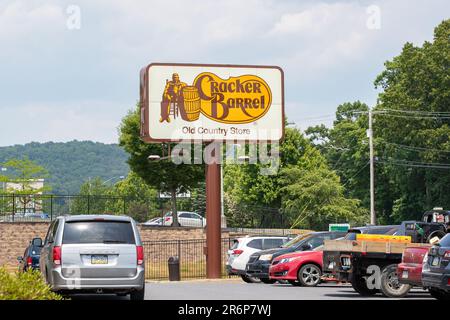 Muncy, Usa. 10. Juni 2023. Das Logo des Cracker Barrel Old Country Store befindet sich am 10. Juni 2023 auf einem Schild außerhalb des Restaurants am Einkaufszentrum Lycoming Crossing in der Nähe von Muncy, Pa. (Foto: Paul Weaver/Sipa USA) Guthaben: SIPA USA/Alamy Live News Stockfoto