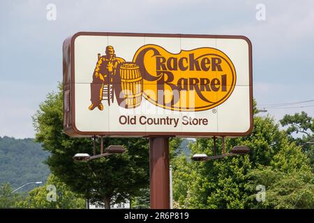 Muncy, Usa. 10. Juni 2023. Das Logo des Cracker Barrel Old Country Store befindet sich am 10. Juni 2023 auf einem Schild außerhalb des Restaurants am Einkaufszentrum Lycoming Crossing in der Nähe von Muncy, Pa. (Foto: Paul Weaver/Sipa USA) Guthaben: SIPA USA/Alamy Live News Stockfoto